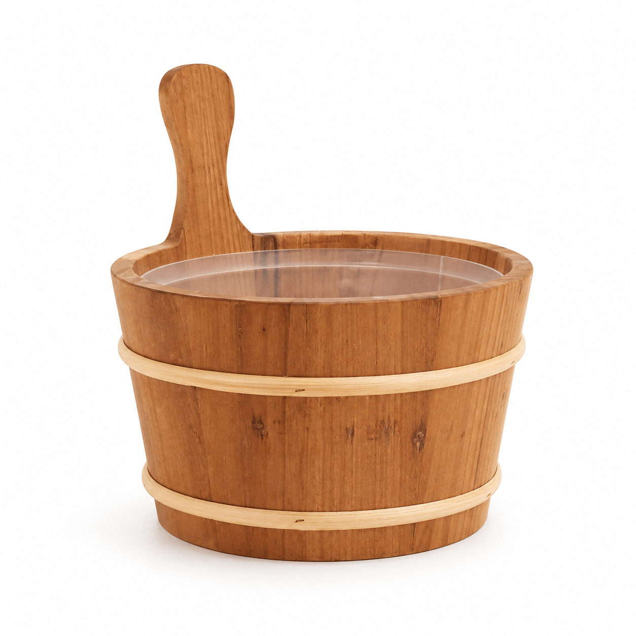 Houten sauna emmer gevuld met water op witte achtergrond
