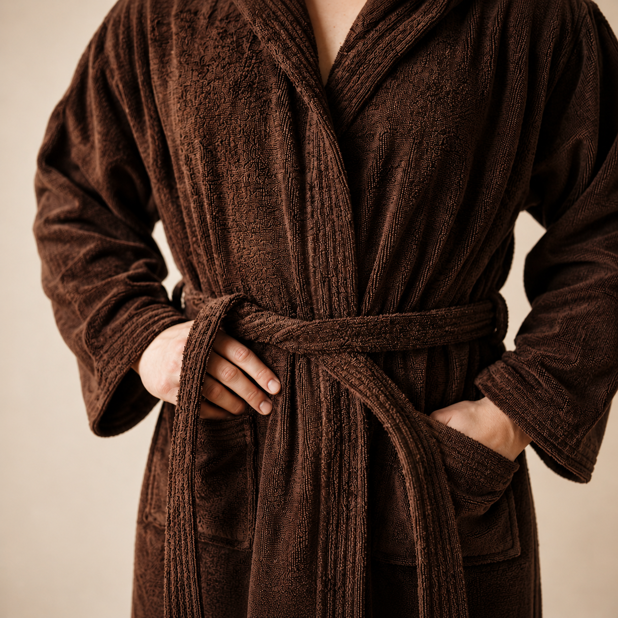Detailfoto van luxe bruine sauna badjas van premium katoen