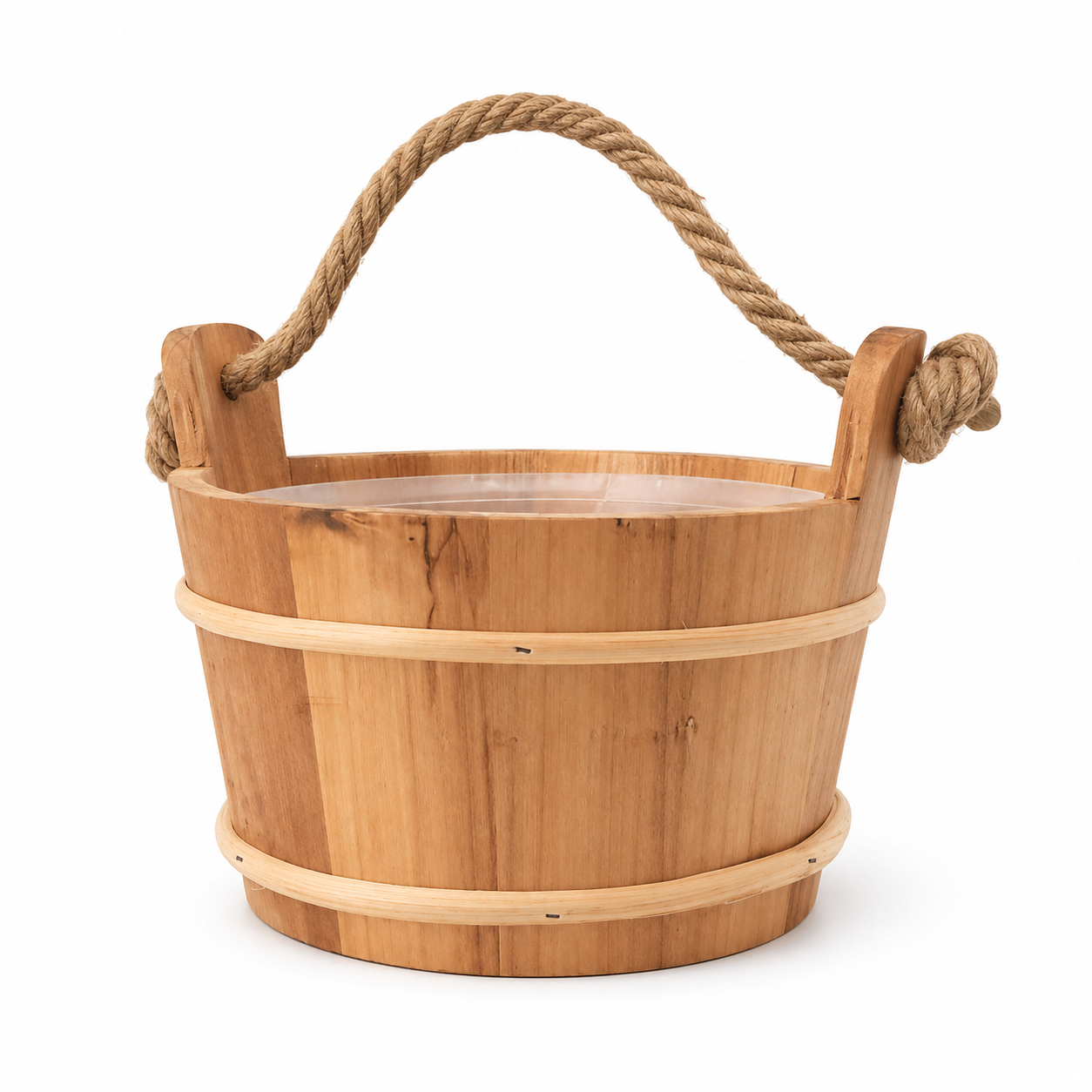 Houten sauna emmer met touw handvat op witte achtergrond
