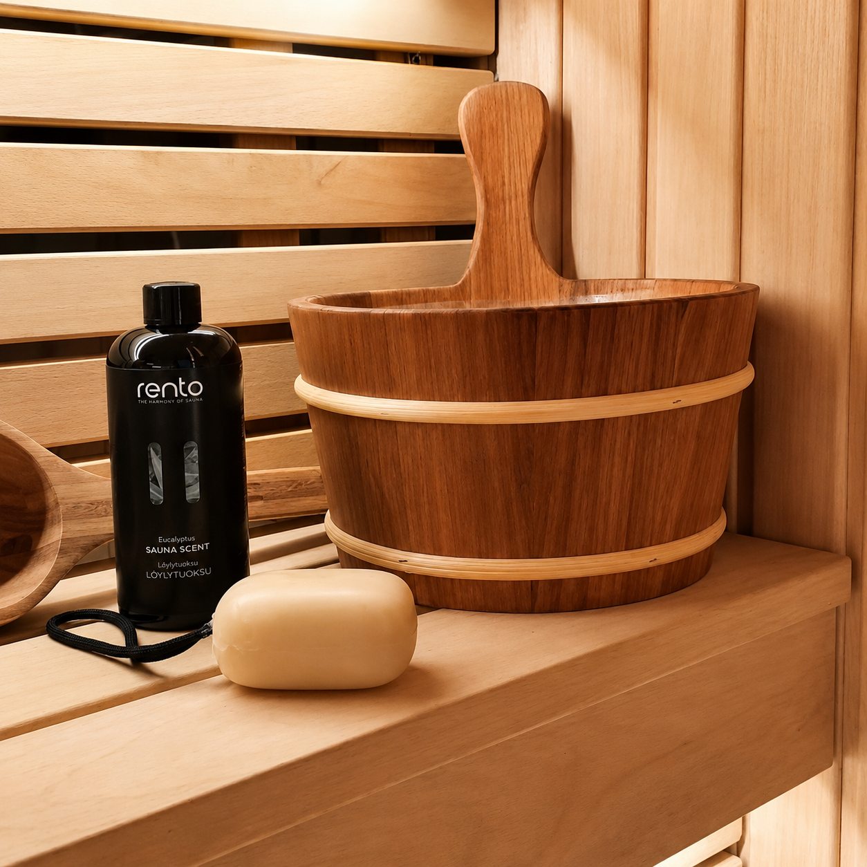 Houten sauna emmer met accessoires in sfeervolle sauna