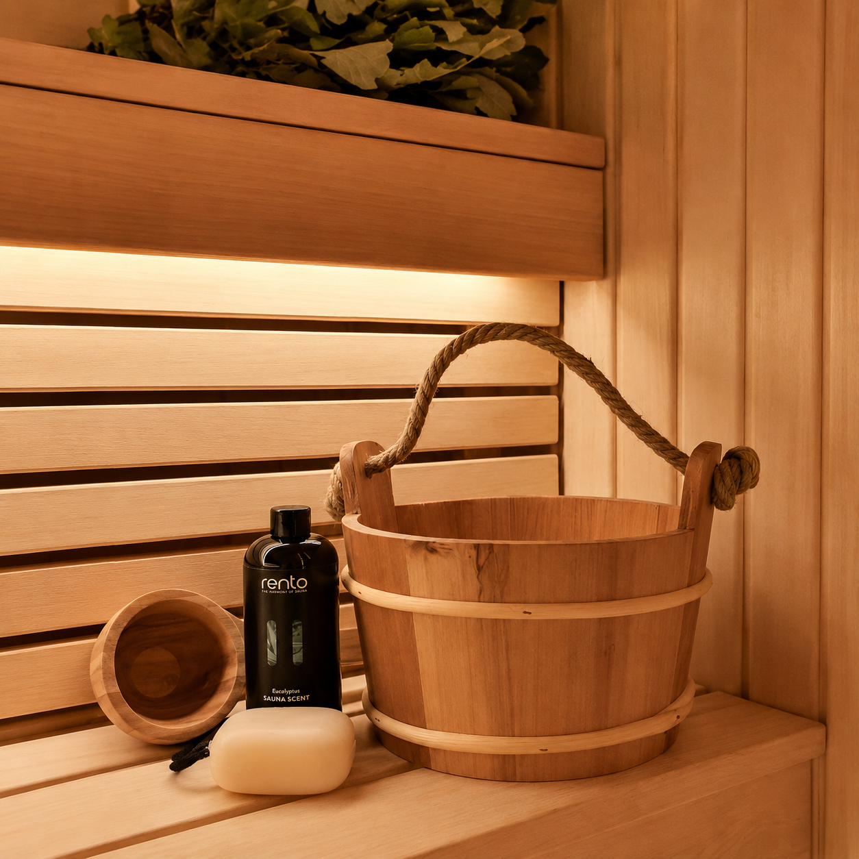 Houten sauna emmer in warme sfeervolle sauna